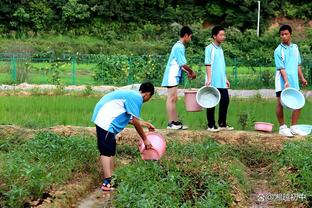 斯洛伐克宣布续约卡尔佐纳至2025年，他执教那不勒斯仅到赛季结束